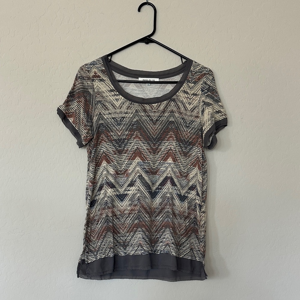Rose + Olive Zigzag Short Sleeve Top - Gray and Brown